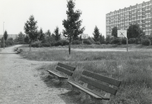 502835 Gezicht in het plantsoen met bankjes en een basketbalveld aan de Tigrisdreef te Utrecht, met rechts het ...